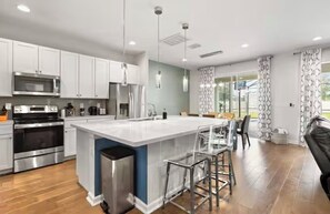 Fridge, microwave, oven, stovetop - LUXURY 8 Beds/NEAR DISNEY/PRIVATE POOL/GAME ROOM (Kissimmee)