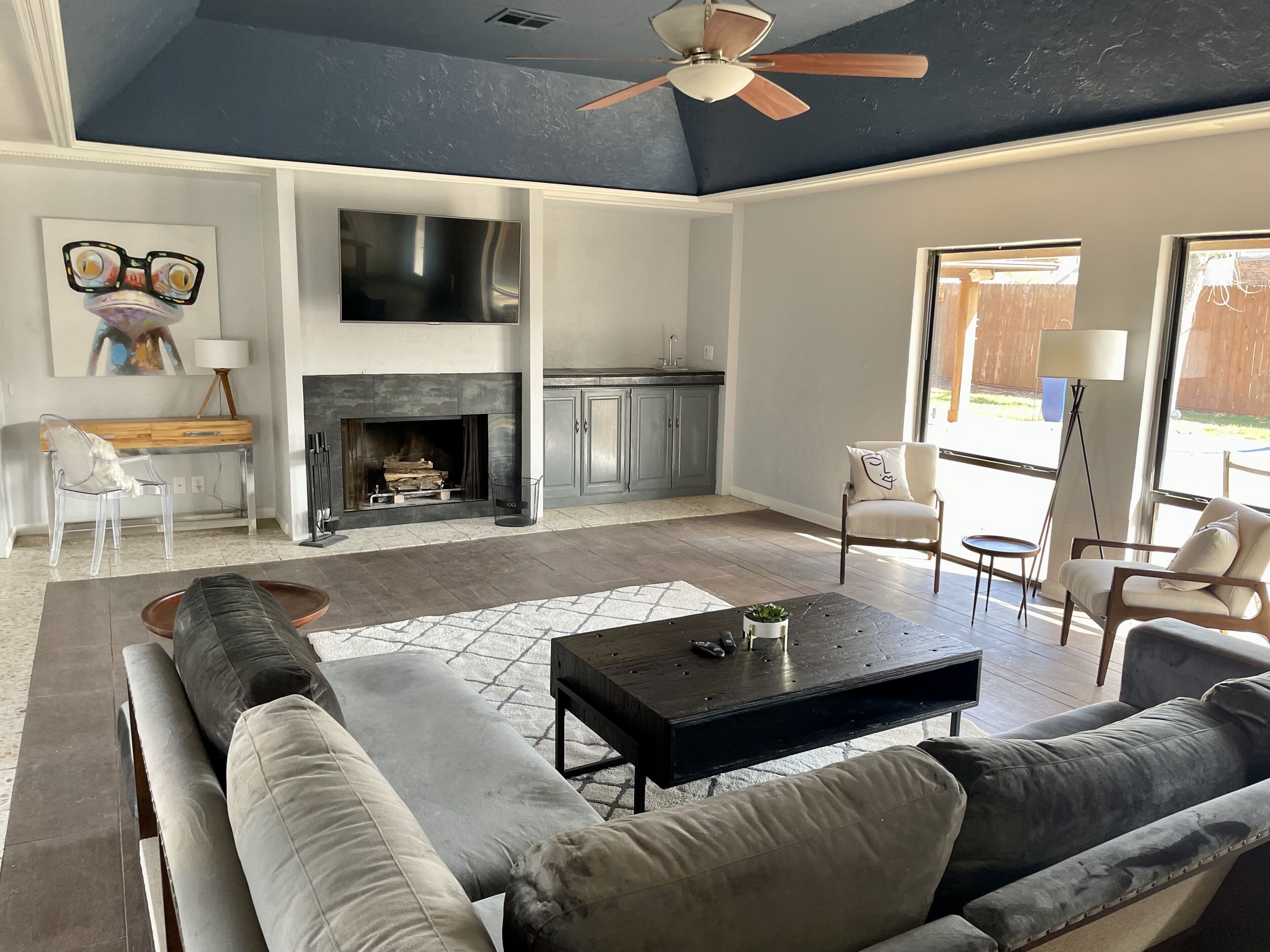 Smart TV, chimenea, futbolito y estéreo 