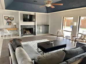 TV connectée, cheminée, baby-foot, chaîne hi-fi