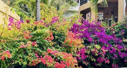 Chic Apartment in peaceful neighborhood close to beaches, shopping/entertainment