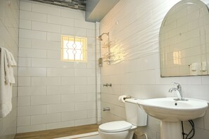 Shower, towels, toilet paper - Chic Apartment in peaceful neighborhood close to beaches, shopping/entertainment (Corinth)