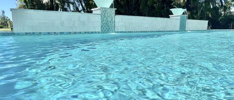 حمّام سباحة خارجي، حمّام سباحة مُدفَّأ