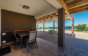 Outdoor dining - Stunning apartment in Kustici, Novalja (Kustici, Novalja)