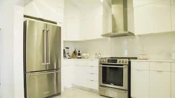 Frigorífico, microondas, horno y lavavajillas