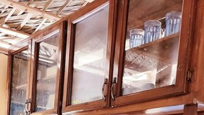 Una cocina con armarios de madera, una encimera y una puerta con decoración azul y amarilla.