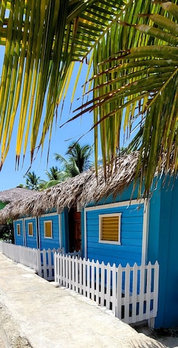 Bungalow-type house on the edge of the beach, ideal for families!