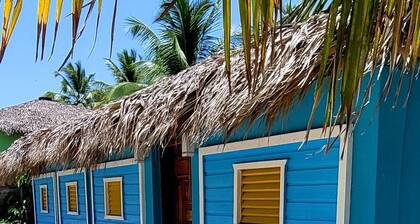 Bungalow-type house on the edge of the beach, ideal for families!