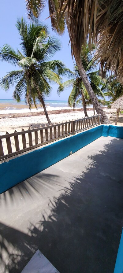 Bungalow-type house on the edge of the beach, ideal for families!