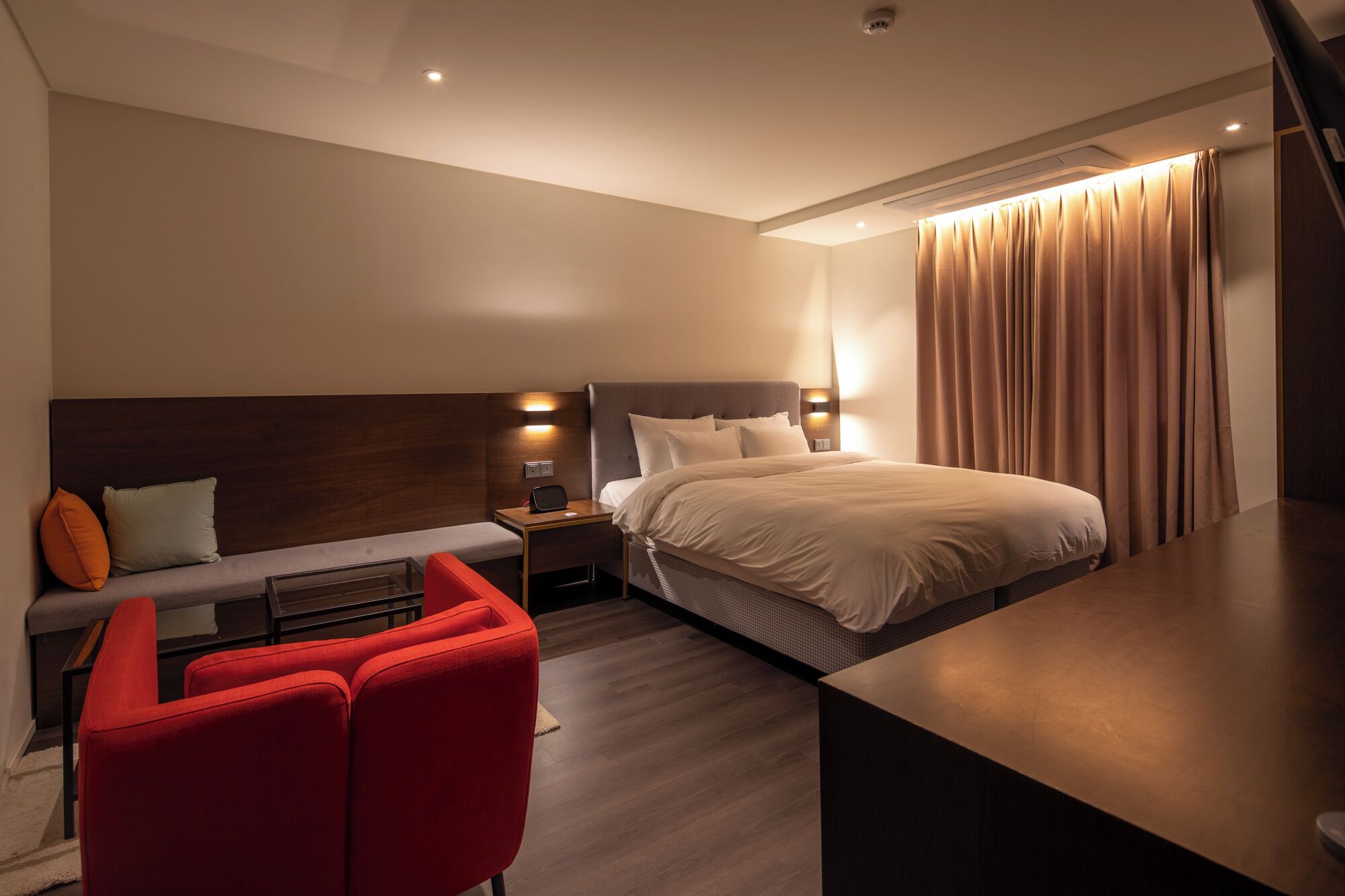 Laptop workspace, blackout curtains, free WiFi, bed sheets