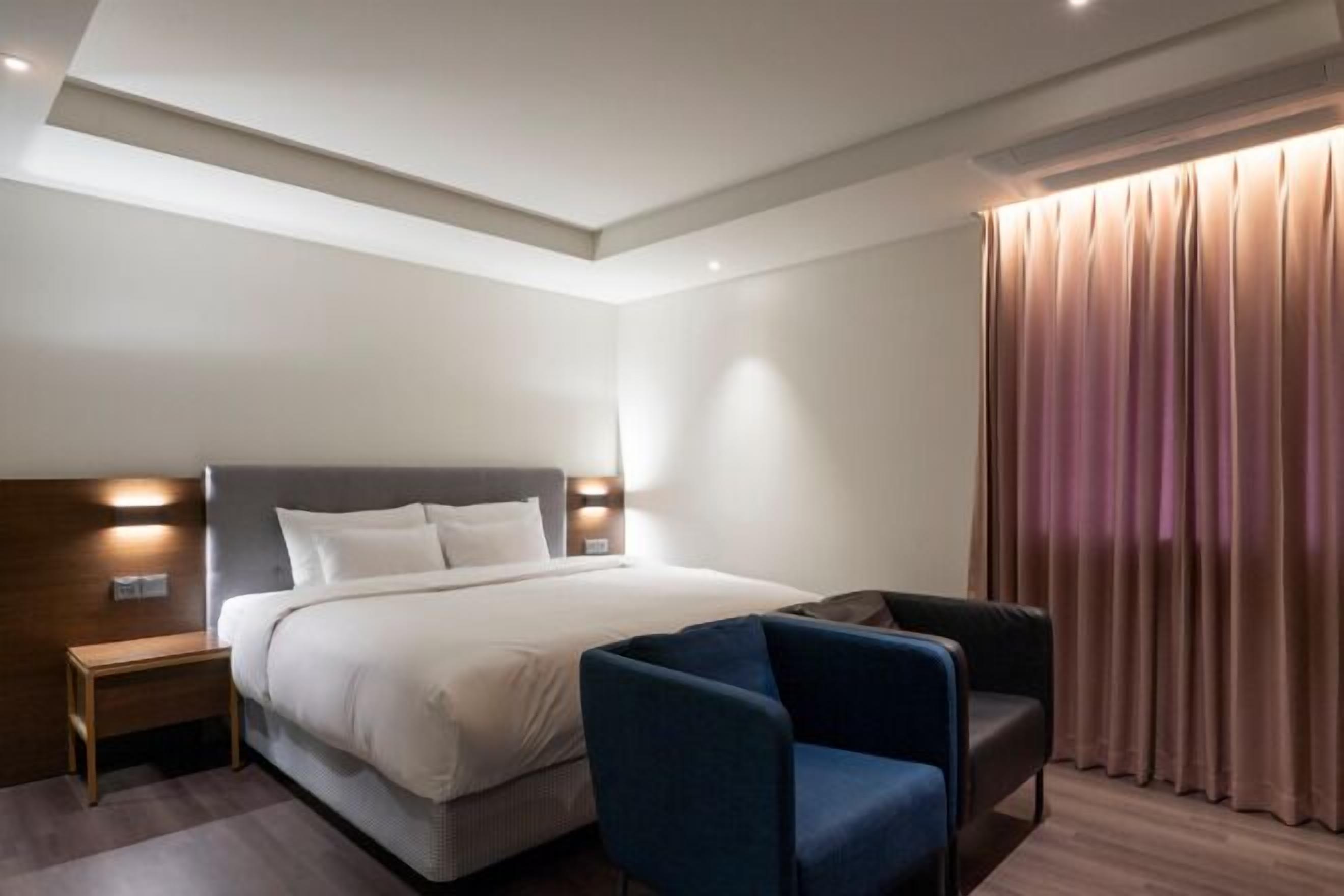 ノートパソコン用作業スペース、遮光カーテン、WiFi (無料)、ベッドシーツ