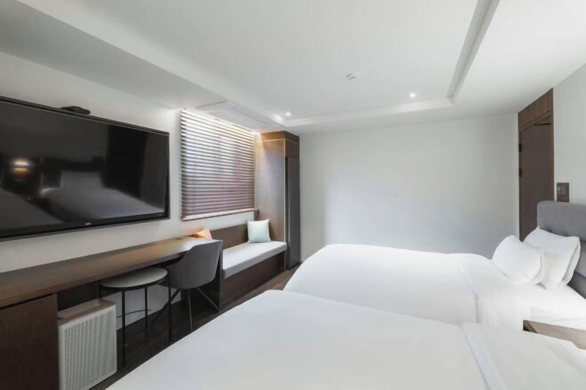 1 bedroom, premium bedding, down duvets, laptop workspace
