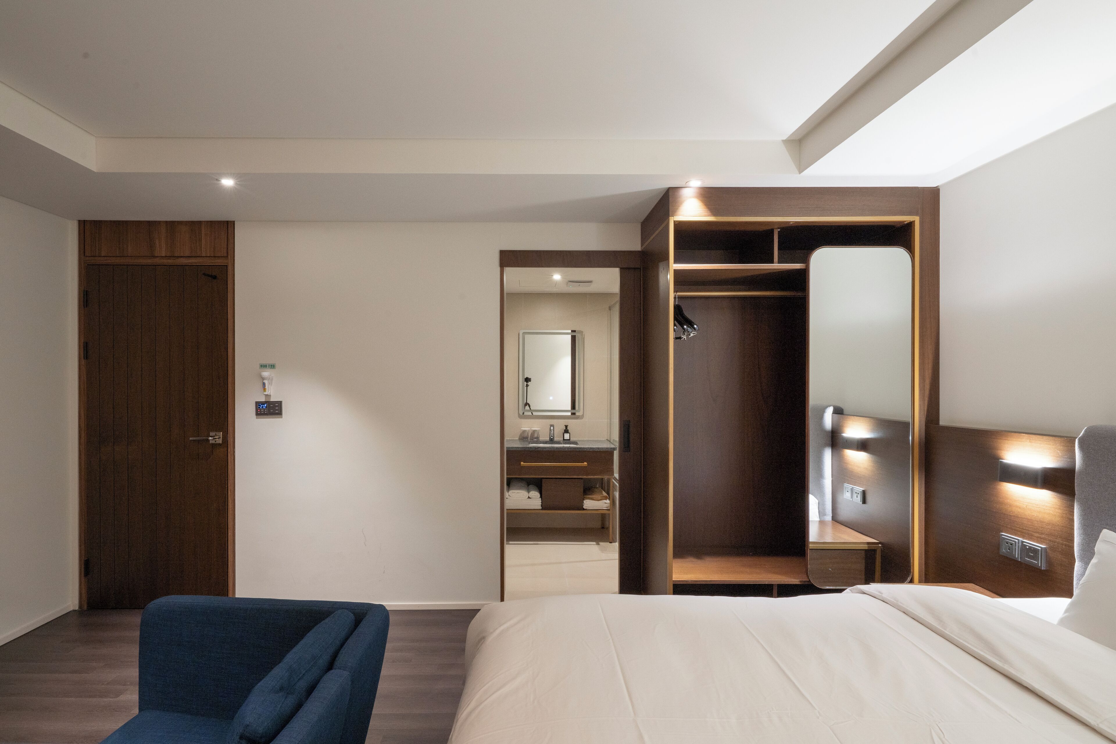 Superior King Room | Laptop workspace, blackout drapes, free WiFi, bed sheets