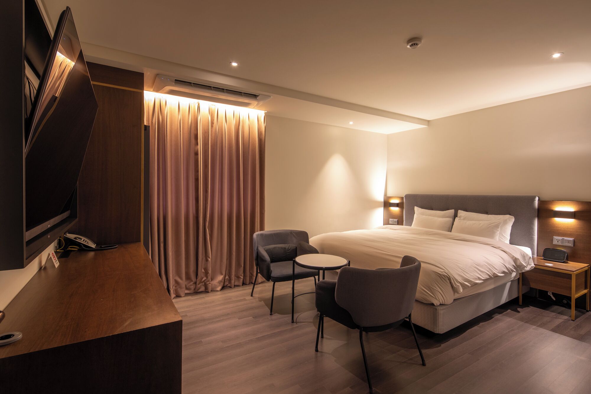 Standard King Room | Laptop workspace, blackout curtains, free WiFi, bed sheets