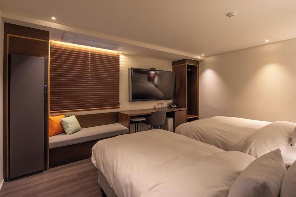 Laptop workspace, blackout drapes, WiFi (free), bed sheets