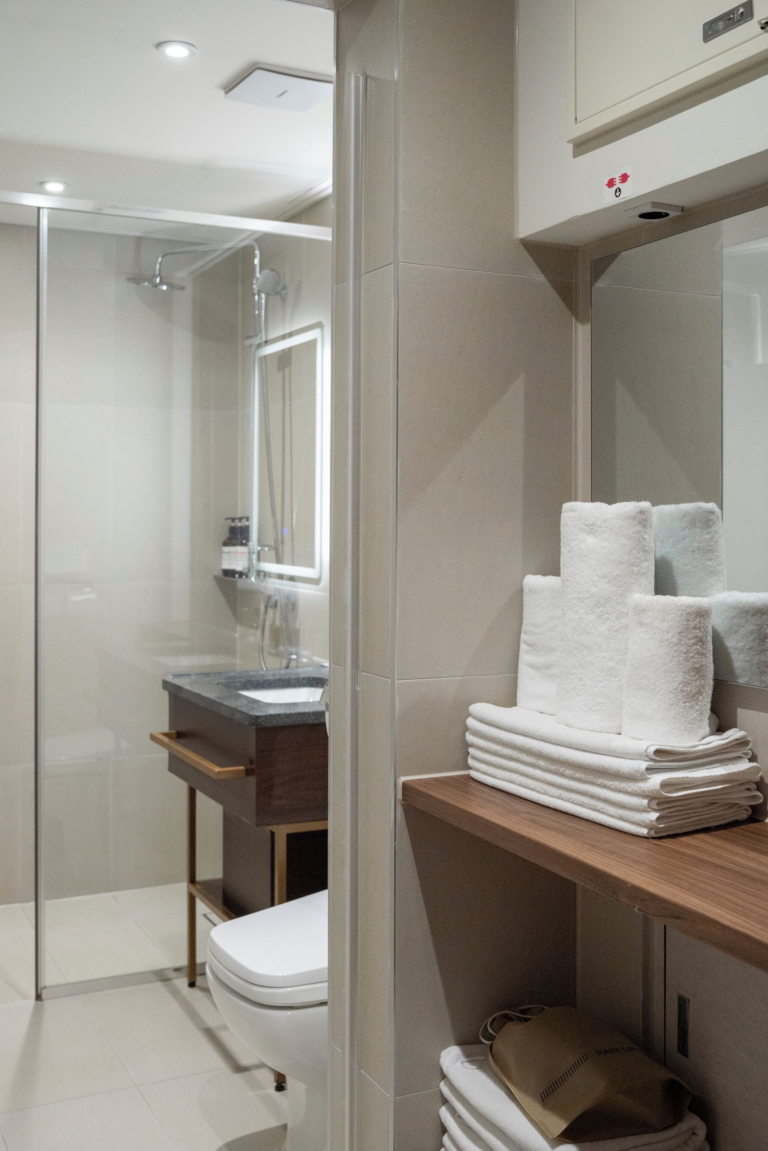Deluxe Room | Bathroom | Free toiletries, hair dryer, bathrobes, slippers