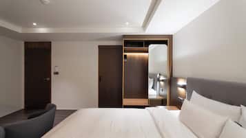 Standard King Room | Laptop workspace, blackout curtains, free WiFi, bed sheets