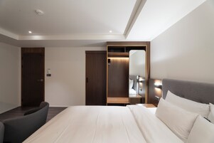 Standard King Room | Laptop workspace, blackout drapes, WiFi (free), bed sheets