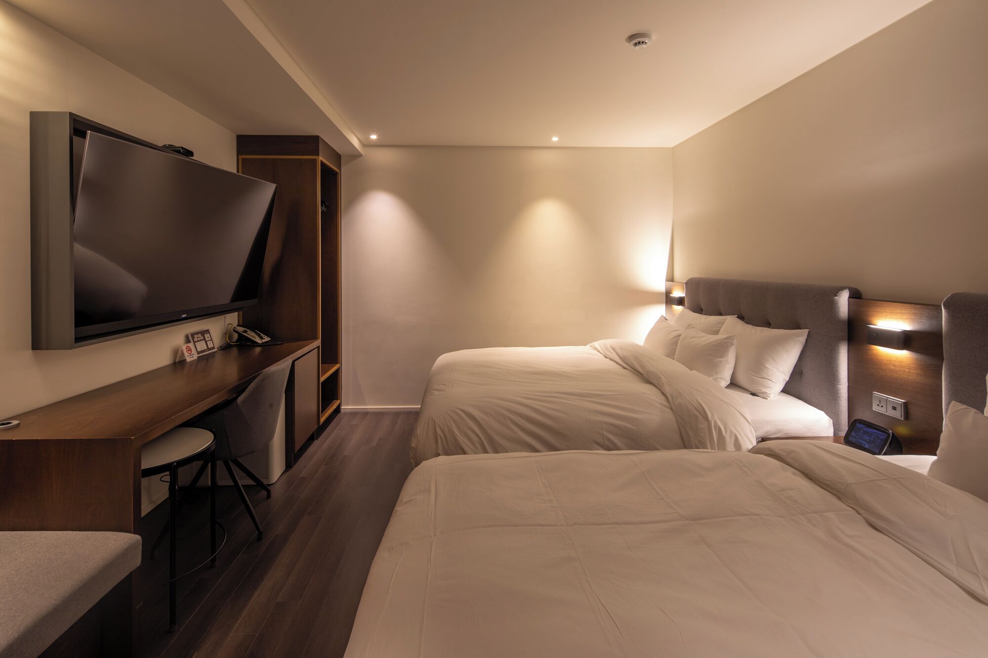 Deluxe Twin Room | Laptop workspace, blackout curtains, free WiFi, bed sheets