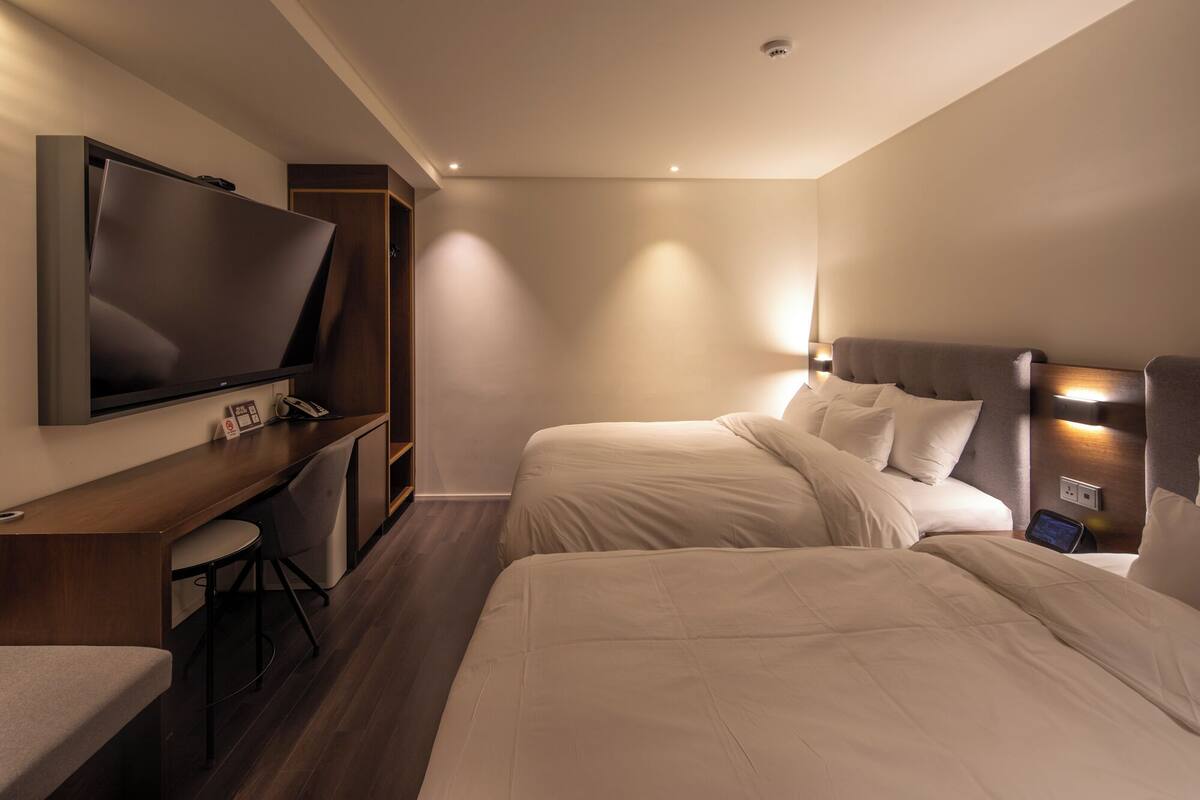 Deluxe Twin Room | Laptop workspace, blackout curtains, free WiFi, bed sheets