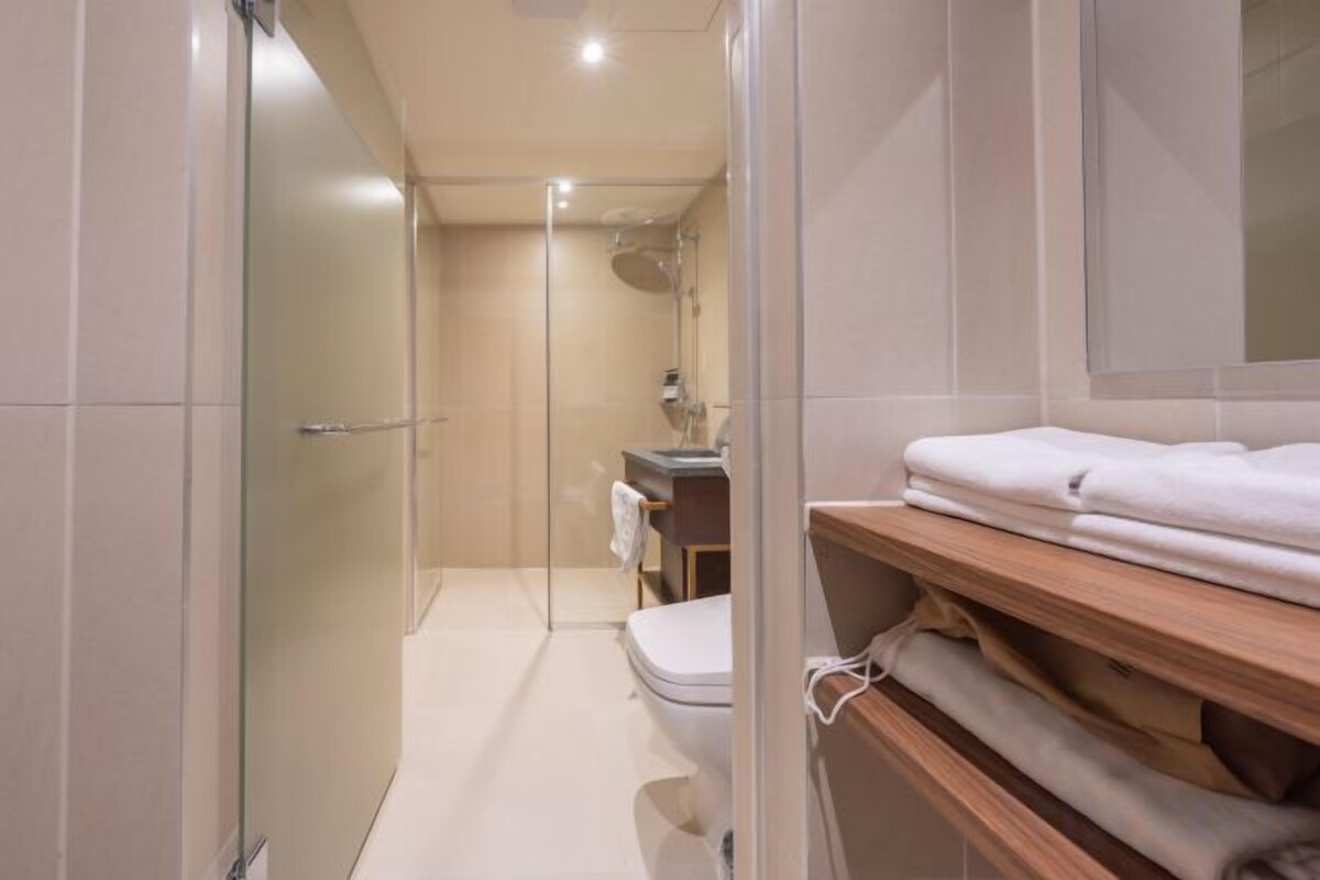 Bathroom | Free toiletries, hair dryer, bathrobes, slippers