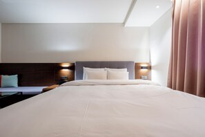 Deluxe Room | Laptop workspace, blackout curtains, free WiFi, bed sheets - Yaja Hotel Peace Square branch (Mokpo)