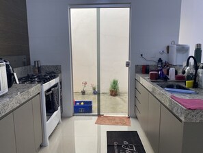 Een koelkast, een magnetron, een oven, een kookplaat