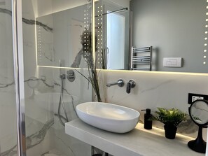 Dusche, Haartrockner, Handtücher, Shampoo