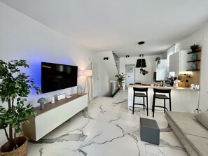 Fernseher, Kamin, Tischfußball, Stereoanlage