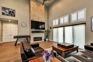 Smart TV, chimenea, futbolito y estéreo