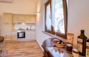 Frigorífico, placa de cocina, cafetera o tetera y utensilios de cocina