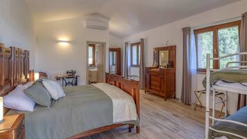 2 bedrooms, travel crib, free WiFi, bed sheets
