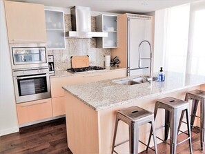 Frigorífico, microondas, horno y placa de cocina