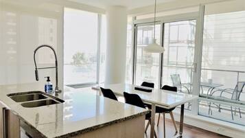 Réfrigérateur, micro-ondes, four, plaque de cuisson