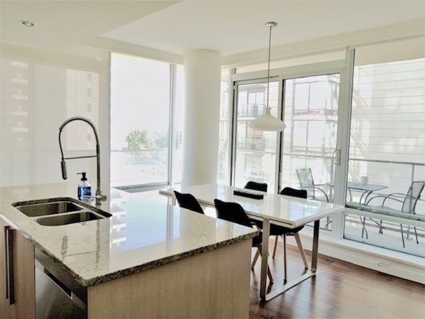 Jääkaappi, mikroaaltouuni, uuni, liesi