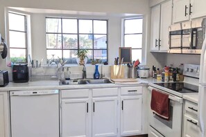 Frigorifero, microonde, forno, piano cottura