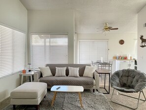 Smart TV, Netflix, Hulu, streaming services