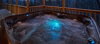 Hugging Cubs Hideaway Cabin 4 BR 3 BA Private Jacuzzi  Sauna