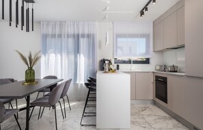 Geladeira, fogão, cooktop, lava-louças