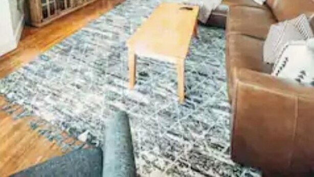 Un salon spacieux avec un plafond en bois, un grand canapé, une table basse et un téléviseur.