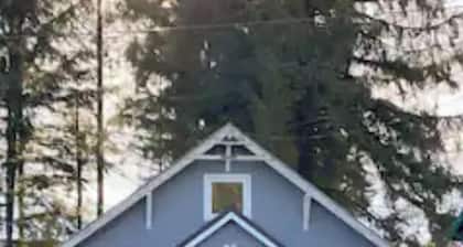Walkable 3 Bedroom Duplex with private Hot Tub, Porch, and Scenic Views