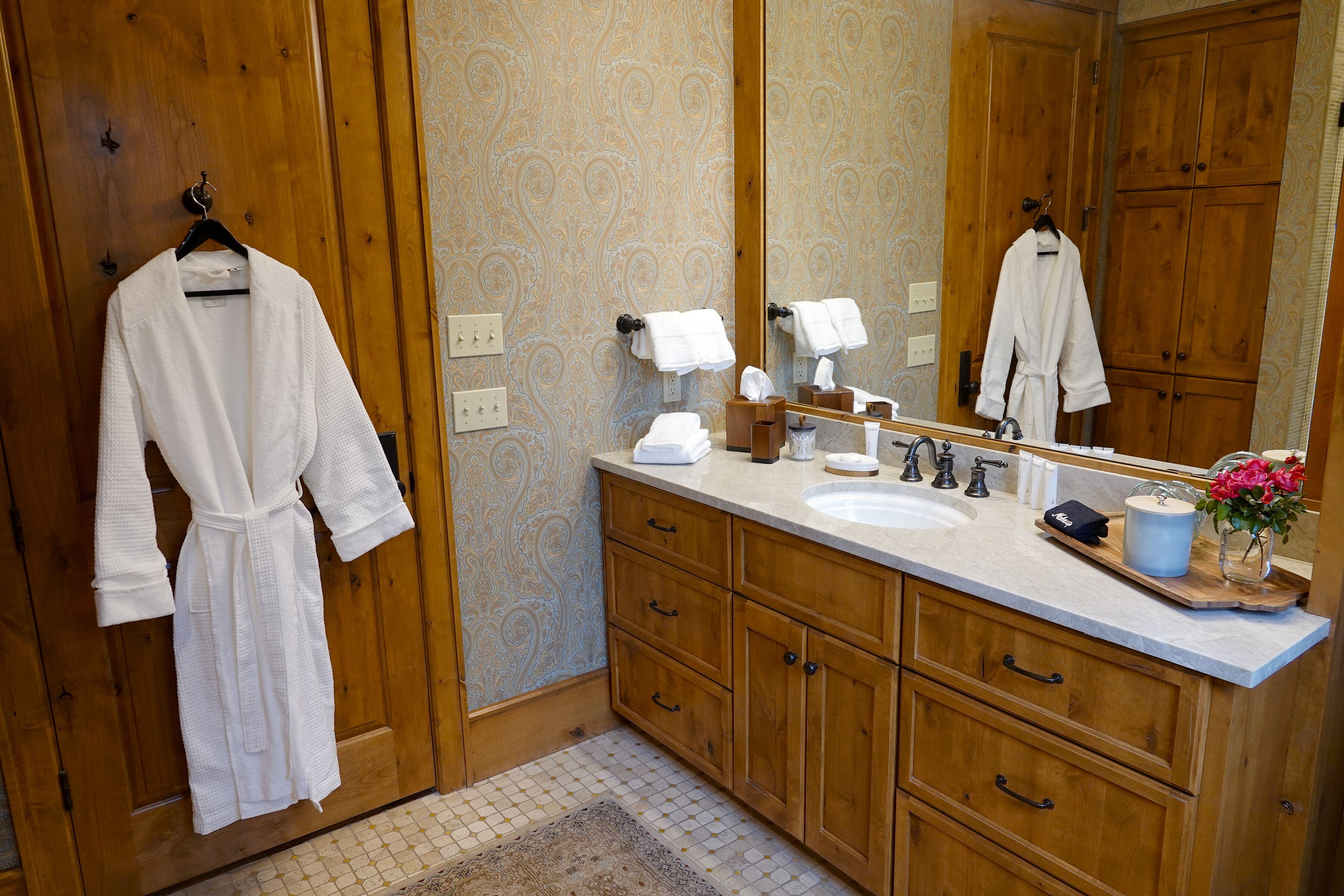 Bañera con ducha, secador de pelo, toallas, jabón