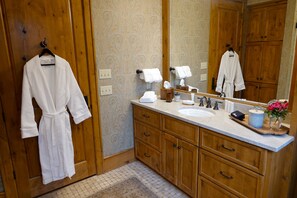 Combinazione doccia/vasca, asciugacapelli, asciugamani, sapone