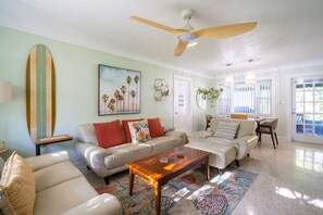 Una Smart TV, una chimenea, una mesa de tenis de mesa