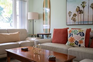 Una Smart TV, una chimenea, una mesa de tenis de mesa