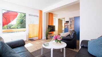 Fernseher, DVD-Player, Tischtennisplatte, Stereoanlage