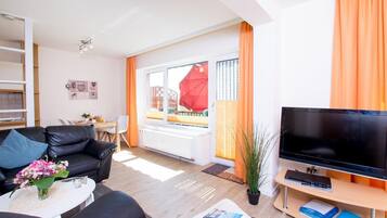 Fernseher, DVD-Player, Tischtennisplatte, Stereoanlage