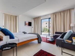 4 bedrooms, travel crib, free WiFi