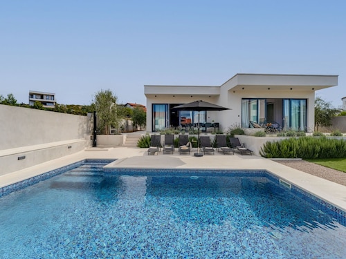 Wunderbares alleinstehendes Ferienhaus mit privatem Pool,  W-LAN, Klimaanlage, TV und Terrasse