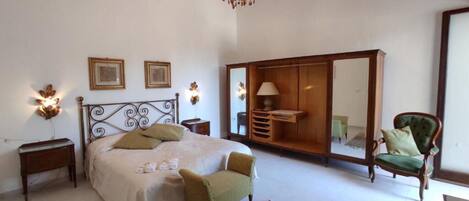 2 bedrooms, travel cot, free WiFi