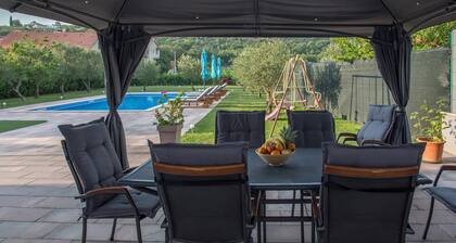 Awesome home in Imotski